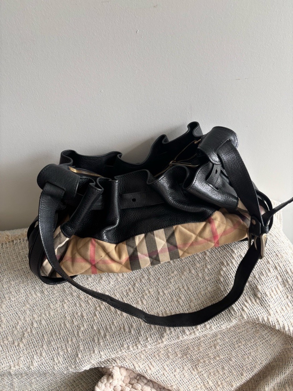 Authentic Burberry Classic Black Leather Vintage Shoulder Bag - Picture 2 of 11